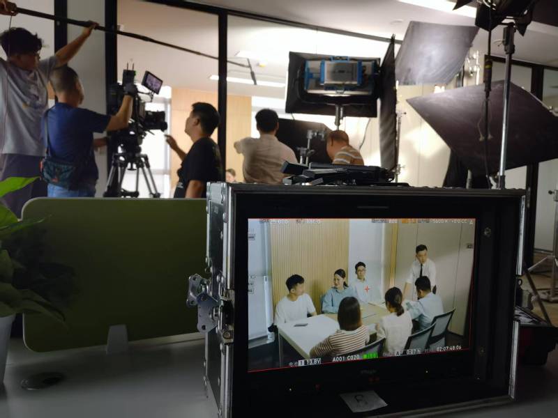 广州TVC拍摄公司：科技产品视觉化大师，诠释未来感与功能美学